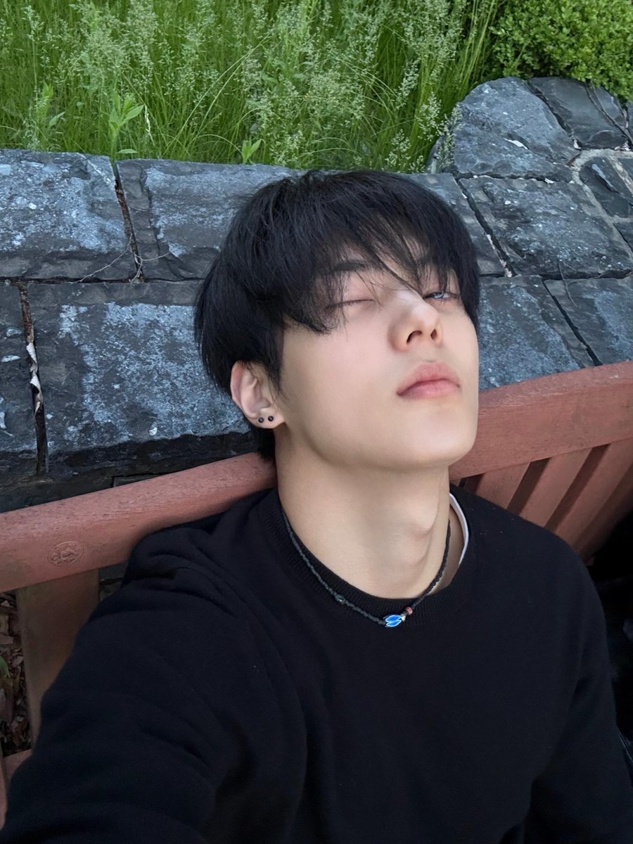 lerjeong's tweet photo. Look, how much does this man catch your attention? I will be looking forward to that answer. https://t.co/S7ouaXKdp5