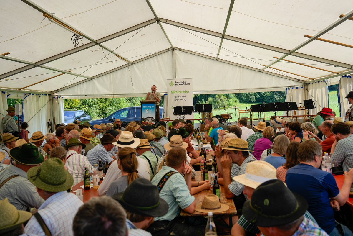 HubertAiwanger's tweet photo. Ein Hoch auf unsere fleißigen Bauern die unsere Ernährung sichern! Almbegehung im Landkreis Garmisch-Partenkirchen. Übertriebene nationale und europäische Vorschriften bei Düngung, Stallbau, CO2-Besteuerung, Arbeitszeitverordnung etc etc verteuern die Produktion hierzulande unnötig, während unsere Bauern den Weltmarktpreisen ausgesetzt sind. Zunehmend kommt dieses Problem auch in der Industrie an. Konkurrenz produziert unter günstigeren Rahmenbedingungen - und wir stehen uns ideologisch selbst im Weg und finanzieren oftmals noch unsere Konkurrenz. Wann hören wir endlich auf, uns selbst lahmzulegen?