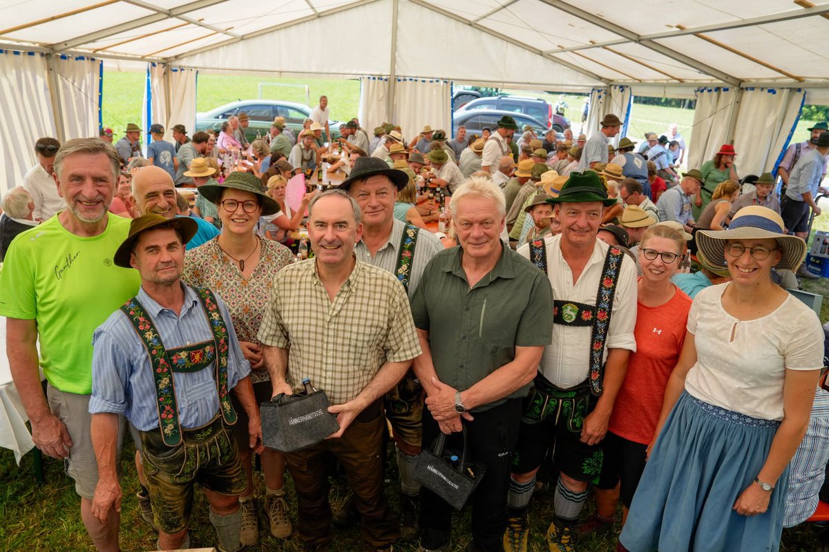 HubertAiwanger's tweet photo. Ein Hoch auf unsere fleißigen Bauern die unsere Ernährung sichern! Almbegehung im Landkreis Garmisch-Partenkirchen. Übertriebene nationale und europäische Vorschriften bei Düngung, Stallbau, CO2-Besteuerung, Arbeitszeitverordnung etc etc verteuern die Produktion hierzulande unnötig, während unsere Bauern den Weltmarktpreisen ausgesetzt sind. Zunehmend kommt dieses Problem auch in der Industrie an. Konkurrenz produziert unter günstigeren Rahmenbedingungen - und wir stehen uns ideologisch selbst im Weg und finanzieren oftmals noch unsere Konkurrenz. Wann hören wir endlich auf, uns selbst lahmzulegen?