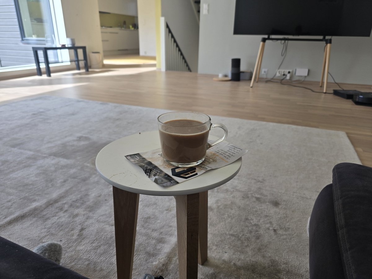 Et_smartere_liv's tweet photo. Eksen var og henta en del møbler da.
..For fire uker sia 😅
Hun tok også halvparten av sofaen. Kjøkkenbordet, stolene.
Så er bare problemet at dette har funka 𝑔𝑜𝑑𝑡 𝑛𝑜𝑘 for #singel #gutt.
TV-en står. Får sett Dagsrevyen. Nattbord for morrakaffen/øl. Pizzaen ved siden av meg i sofaen. Spise liggende.
Funker 🤷♂️
Men kanskje på tide å få gjort noe med 🤔