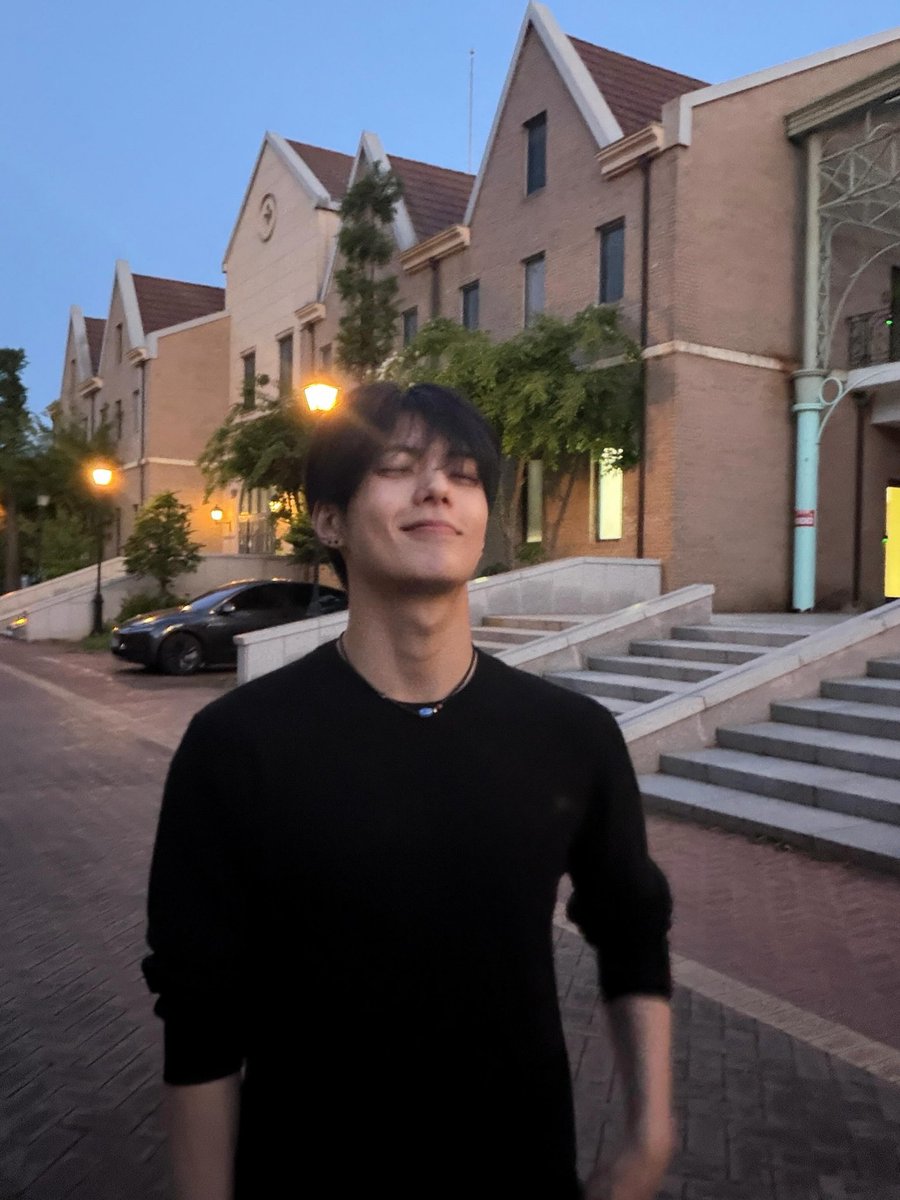 lerjeong's tweet photo. Look, how much does this man catch your attention? I will be looking forward to that answer. https://t.co/S7ouaXKdp5