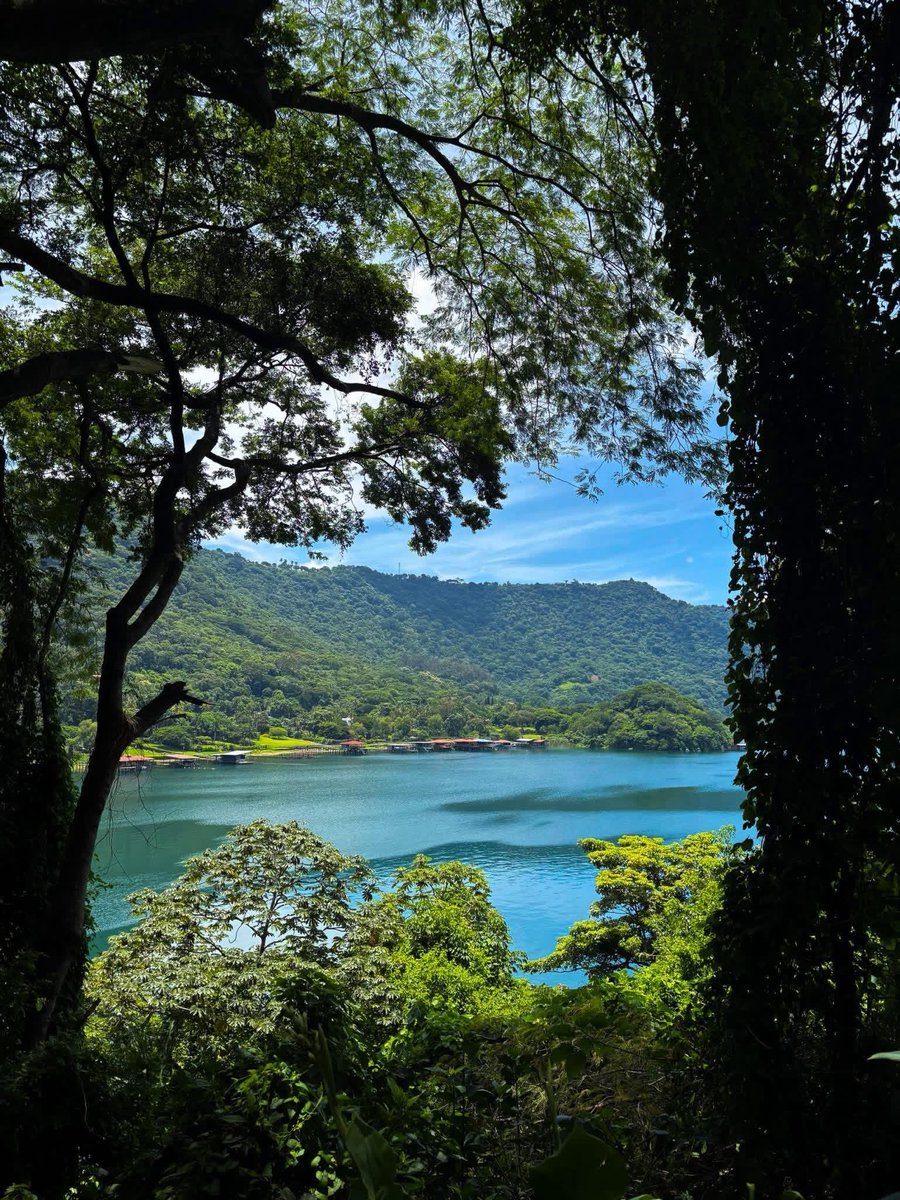 SivarCultura's tweet photo. ESPECTACULAR 🇸🇻😍

📍Lago de Coatepeque, Santa Ana

📸LuisRomero https://t.co/dwGY9QyaWc