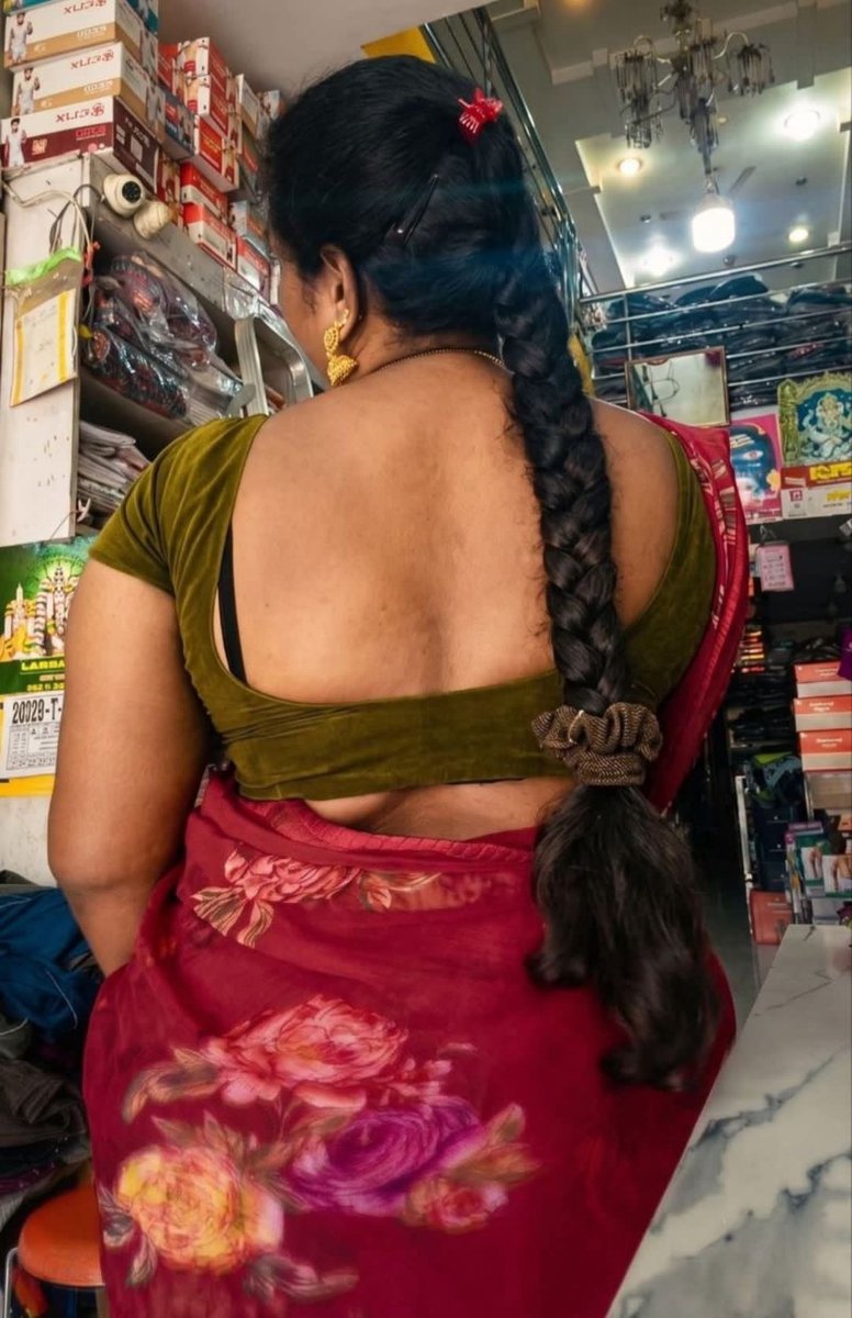 uknowmeee69's tweet photo. Strangers: paaah enna mudhugu da andha karupu bra strap ishh morattu munda 

Me: Amma Bra strap theriyudhu ma, oru maari paakuranga andha pasanga

Amma: vidu da pathutu potum 

Me: adi thevudiya….

#tamilmemes #tamilmom #mom #ammamemes #tamilhot https://t.co/xCywcuX1Pk