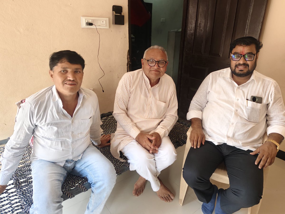 Rakeshsindhal4's tweet photo. भाजपा के वरिष्ठ नेता एवं पूर्व मंडी अध्यक्ष सोनकच्छ आदरणीय भगवान सिंह जी पटेल साहब से आज उनके निवास (फतनपुर टोंकखुर्द) पहुँचकर आत्मीय भेंट कर उनका कुशलक्षेम जाना एवं आशीर्वाद प्राप्त किया।।
इस अवसर पर फतनपुर के पूर्व सरपंच आदरणीय दिलीप सिंह जी पटेल भी उपस्थित रहे।। https://t.co/SGEuwtaw18