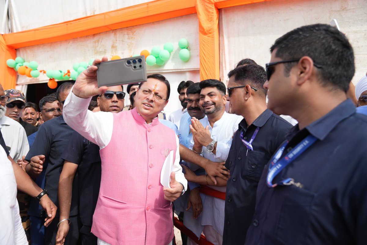 pushkardhami's tweet photo. गदरपुर में रोडवेज बस टर्मिनल, खण्ड विकास कार्यालय भवन सहित ₹28 करोड़ से अधिक की लागत की विभिन्न विकास परियोजनाओं का लोकार्पण एवं शिलान्यास करने के साथ ही उपस्थित देवतुल्य जनता को संबोधित किया। इस अवसर पर क्षेत्रीय विकास के लिए महत्वपूर्ण घोषणाएं भी की। कार्यक्रम में स्थानीय जनता द्वारा किए गए आत्मीय स्वागत से अभिभूत हूँ।

हमारी सरकार केवल विकास कार्यों की घोषणा नहीं करती, बल्कि उन्हें समयबद्ध रूप से धरातल पर उतारकर उनका लोकार्पण भी करती है। गदरपुर रोडवेज बस टर्मिनल इसका सशक्त उदाहरण है। पिछले पांच वर्षों में उत्तराखंड की जनता ने विकास को केवल सुना नहीं, बल्कि उसे धरातल पर साकार होते हुए देखा है। यही कारण है कि आज प्रदेश निरंतर विकास, सुशासन और जनकल्याण के पथ पर नई ऊंचाइयों की ओर अग्रसर है। 

इस अवसर पर माननीय कैबिनेट मंत्री श्री @ThePradeepBatra जी, माननीय विधायक श्री @TheArvindPandey जी, श्री @cashivarorabjp जी, श्री त्रिलोक सिंह चीमा जी, माननीय जिलाध्यक्ष श्री मनोज पाल जी समेत अन्य गणमान्य जन उपस्थित रहे।