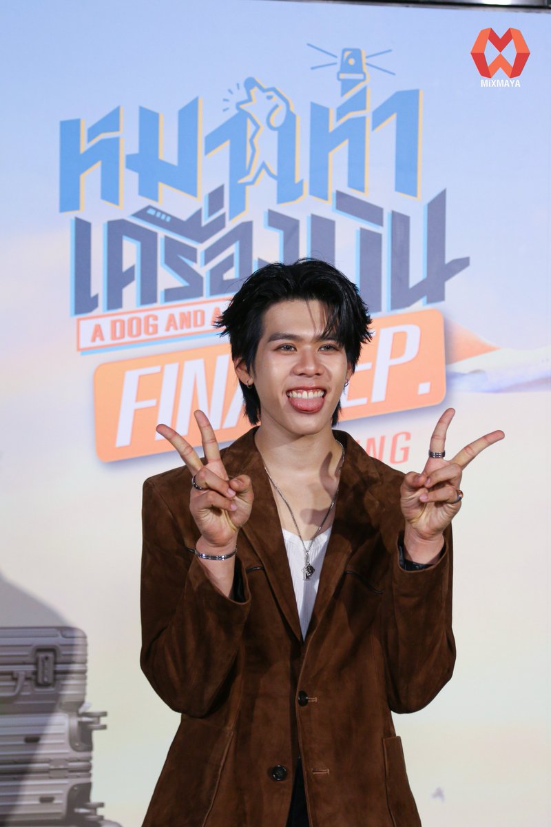webmixmaya's tweet photo. "ตุ้ย" ระหว่างให้สัมภาษณ์ก่อนเริ่มงาน "หมาเห่าเครื่องบิน Final EP. FAN MEETING"

ADAAP HAPPY LANDING

#ADogAndAPlaneFinalEP
#TuiChayatorn
#ADogAndAPlane https://t.co/PftZXDFaav