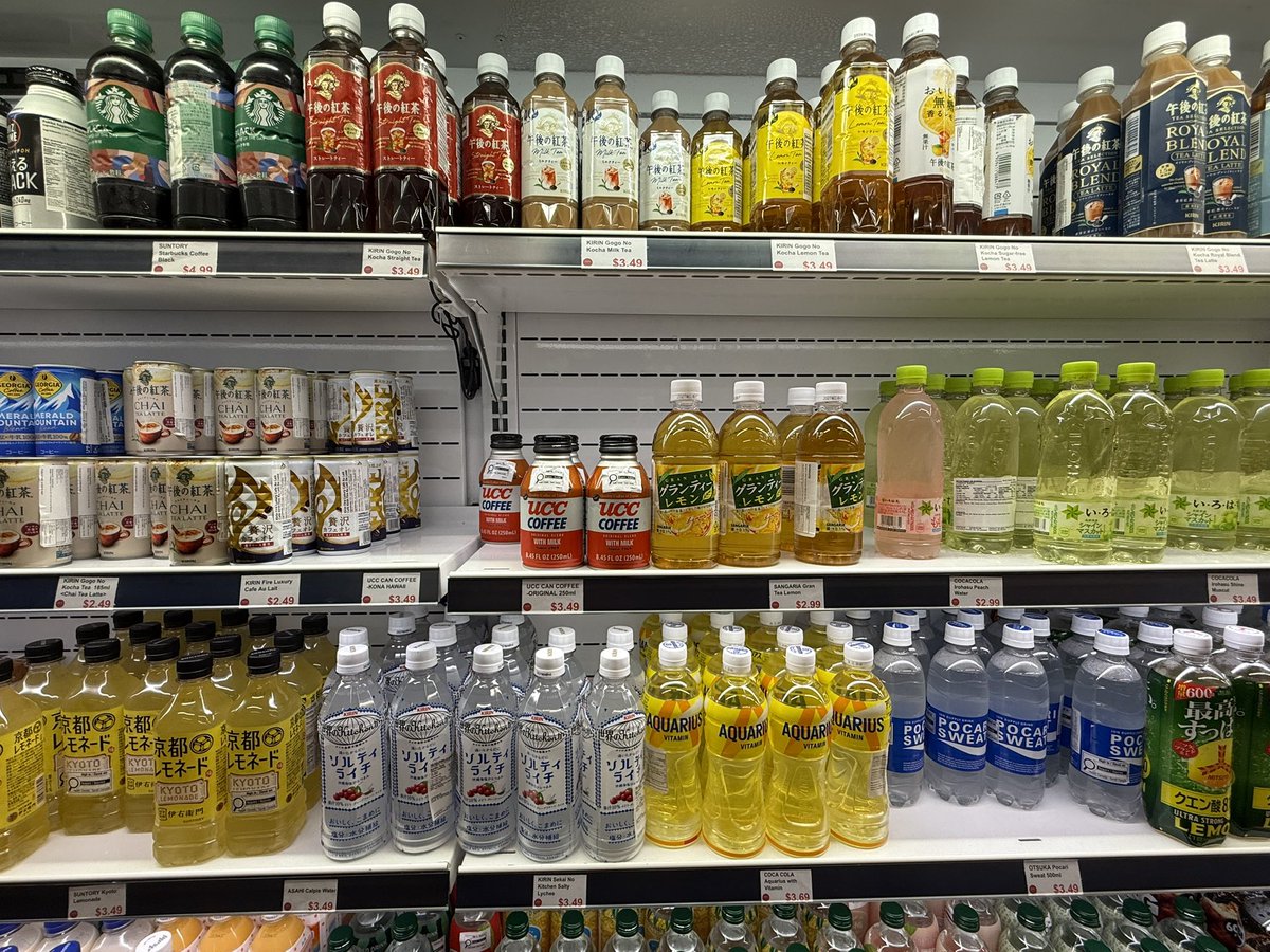 LifeVancouver's tweet photo. 先日バンクーバーのダウンタウンにあるABURI Marketに行ってきました！日本の飲料が冷蔵ケースにずらりと並んでいるので、個人的に訪れるたびに日本へ帰ってきたかのような気分になります。 https://t.co/ACTlzaU1q0
