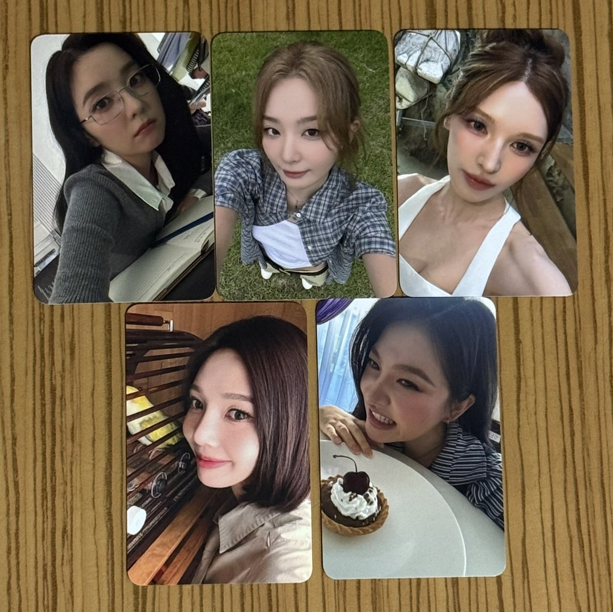 kkrr92222's tweet photo. 레드벨벳 콘서트 1일차 ��장 포카 양도합니다!

4.5

아이린 슬기 웬디 조이 예리 IRENE SEUGI WENDY JOY YERI Redvelvet concert wts 팬콘 팬콘서트 양도 Red Velvet FAN-CON <A Day in Red &amp; Velvet> 포토카드 양도 https://t.co/y7mEfc33rD