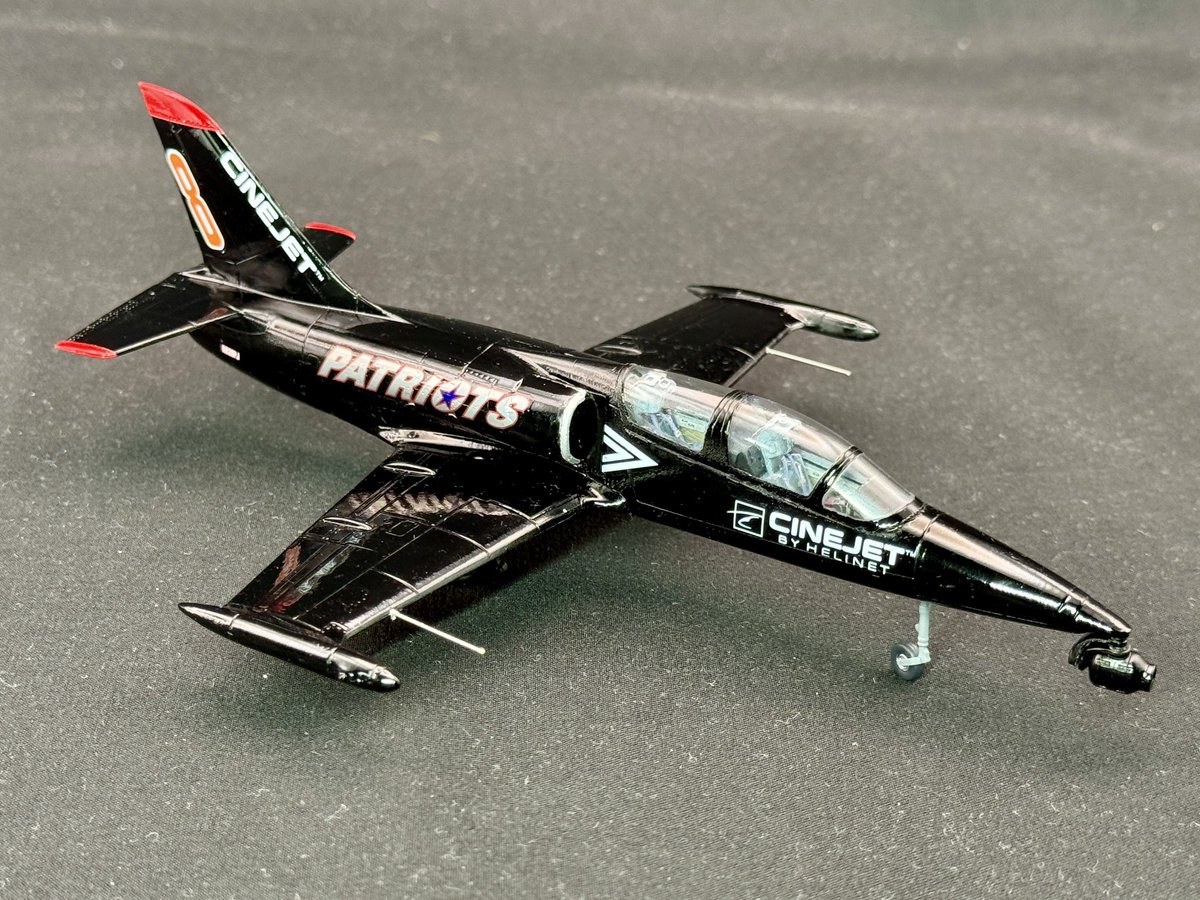 mitsuru_mino3's tweet photo. エデュアルド　1/72 L-39C アルバトロス　トップガンマーヴェリック撮影機。
今度こそ完成です！
塗り忘れを筆塗りしました！
さて、どこでしょうか？
ピトー管はピアノ線に置き換え。
脚はネオジムで脱着式。気分次第で飛行状態を選択できます。
#今月作ったプラモ晒そうぜ
#トップガン祭り完成 https://t.co/YNcX9pmksg