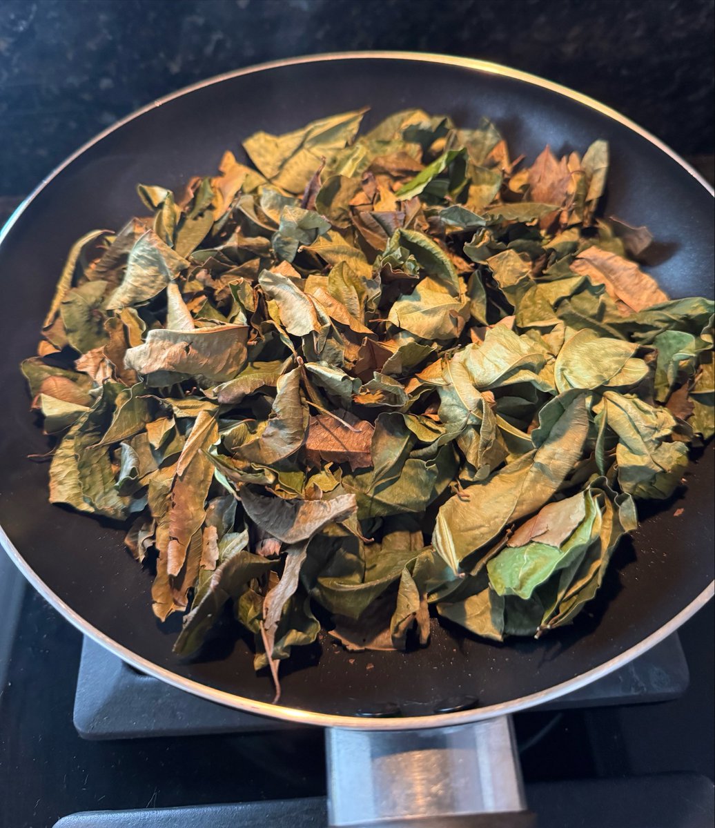 visomutop's tweet photo. Aquí también tostamos hoja de #coca para el consumo personal. 
#FelizViernes https://t.co/oUFNVCoG6e