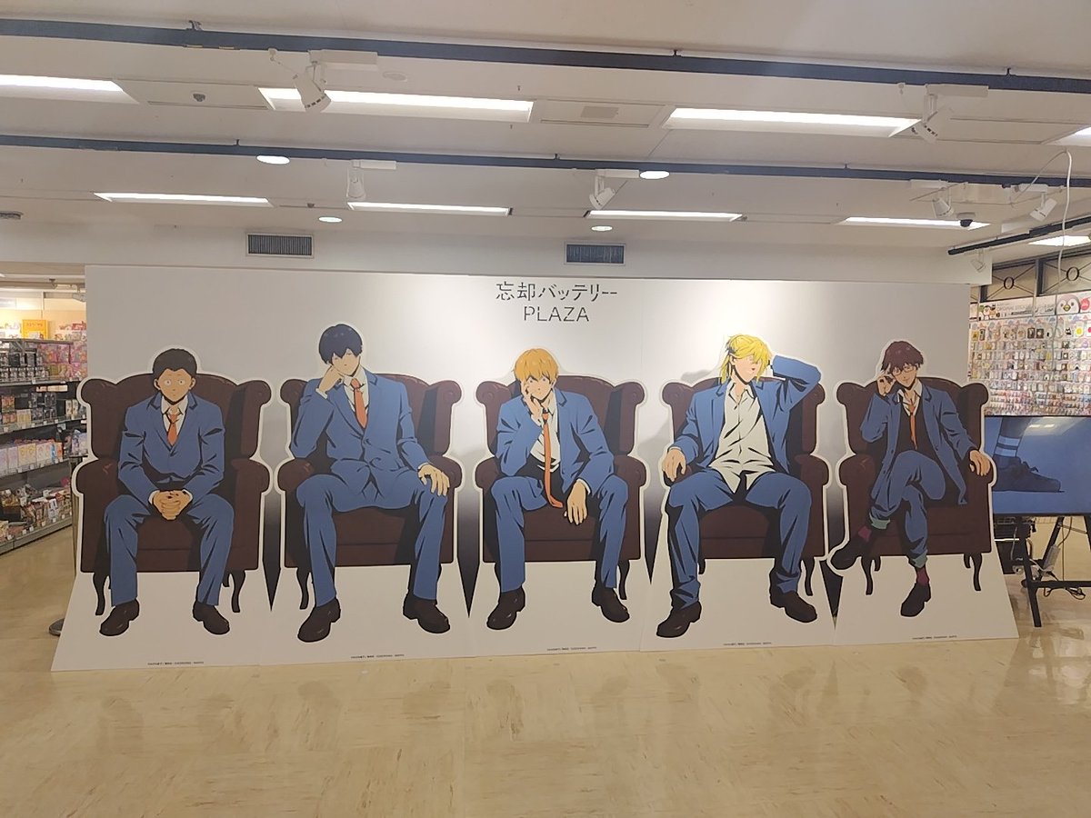 wax0wane's tweet photo. 会社帰りに池袋へ。
過去のグッズも合計金額の対象になっててありがたい〜。特典の箔押しカードが可愛くて、心底普通に買わせてほしかった！

特典は最推しだけ来なくて、レジに並ぶタイミングの悪さが露呈されましたね。 https://t.co/fkyKNSwvsV