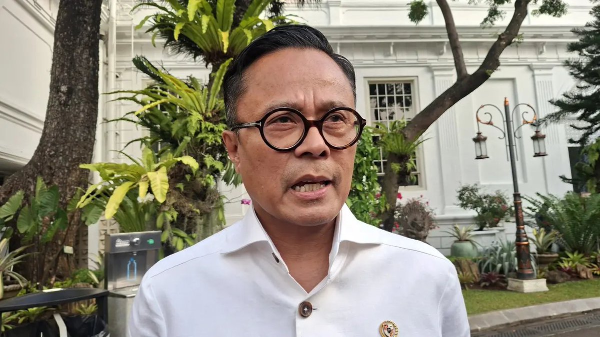 LambeSahamjja's tweet photo. pengakuan bos danantara soal kereta cepat (whosh):
- bos danantara ngaku kereta cepat whoosh emang punya utang gede
- utangnya ditanggung sama perusahaan bumn yang punya saham di situ
- ada kai sama wika yang ikut nanggung beban ini
- utangnya mereka itu 21,54 triliun
- padahal asetnya cuma 21,52 triliun 
- yang dia pastiin cuma memang benar ini bikin susah keuangan mereka
- masih dicariin cara lain biar gak ganggu anggaran negara