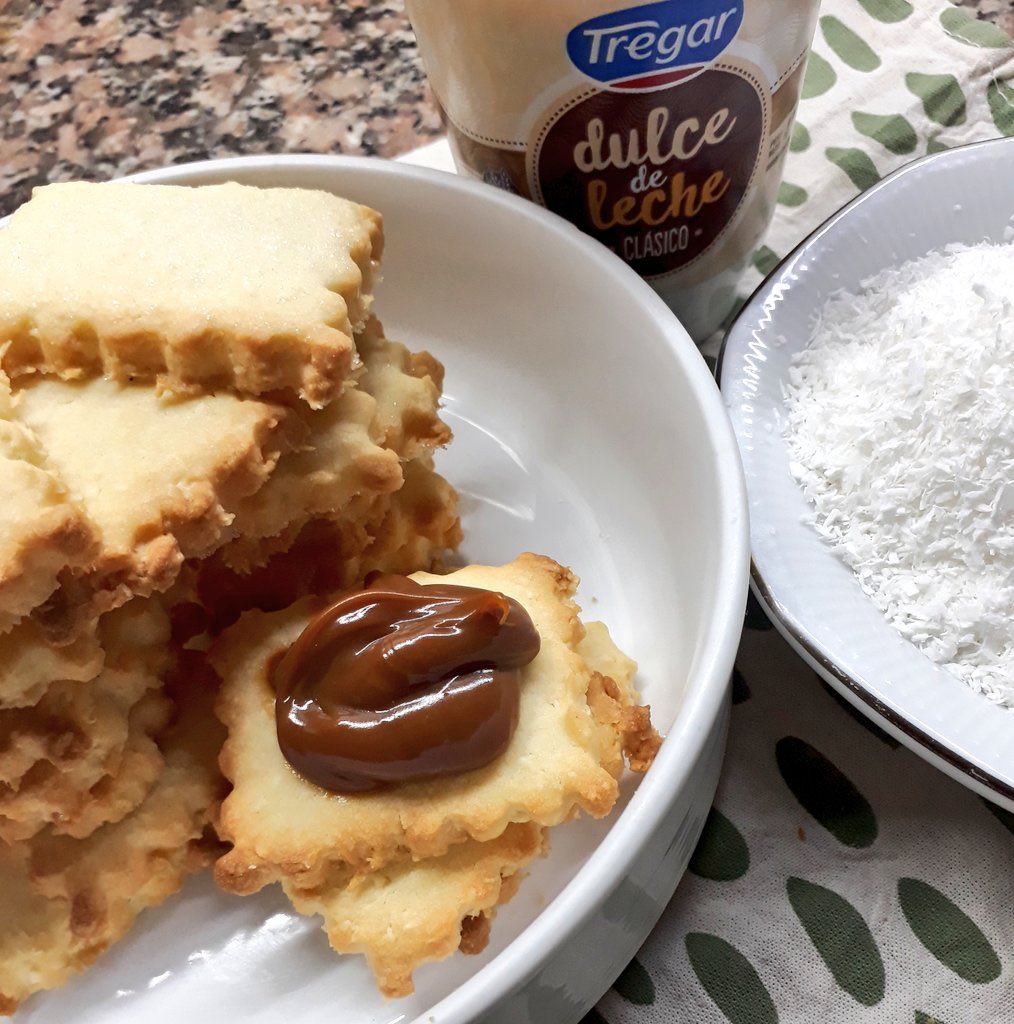 Silnari's tweet photo. El coco es un alimento muy versátil, ofrece una multitud de posibilidades, sobre todo en gastronomía. De esta fruta y de su carne se pueden obtener diferentes productos como leche, aceite, harina y agua. No contiene gluten ni colesterol y es rico en, hierro, potasio, y vitamina C

Hoy hay hilo de recetas con COCO!🥥 👇