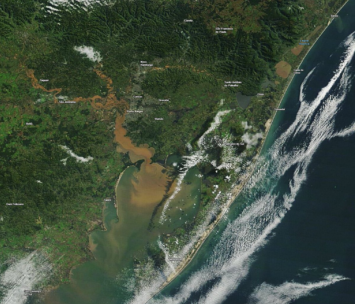 TempoSLeopoldo's tweet photo. Imagem em alta resolução do satélite Terra mostra a região hidrográfica do Guaíba e Lagoa dos Patos nesta manhã de sexta-feira.
Reparem que rios como Jacuí e Caí ocupam vastas áreas para além de suas margens habituais. A grande quantidade de sedimentos nos rios começa a ingressar na Lagoa dos Patos.