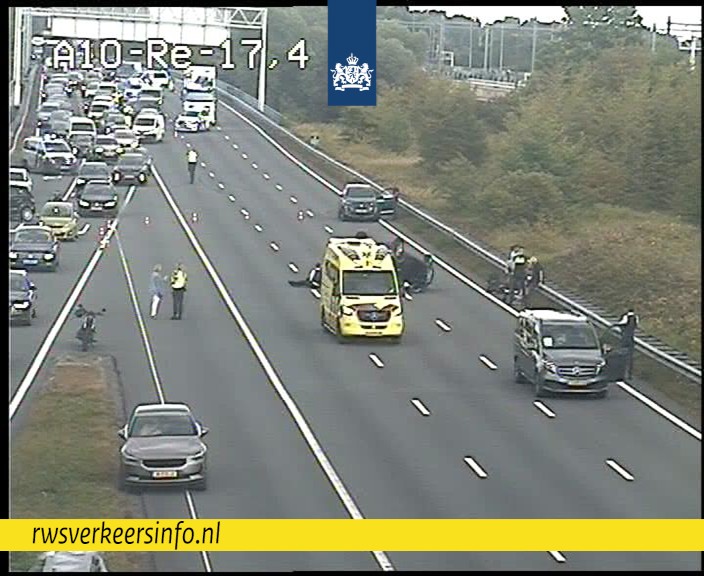 Auto op zijn kop na ongeval op A10 richting Schiphol