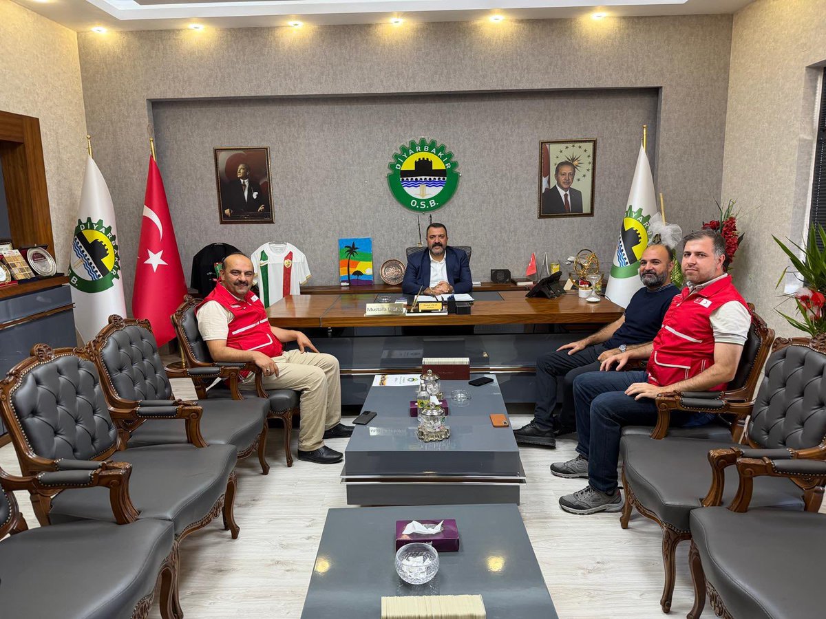 yusufcelebi88's tweet photo. Kentimizin sanayideki gücü OSB’nin Yönetim Kurulu Başkanlığına yeniden seçilen Sayın Mustafa Fidan’ı makamında ziyaret ederek tebriklerimizi ilettik.
İyilikte ve dayanışmada her zaman yanımızda oldular. Hayırlı, uğurlu olsun! 🔴⚪
   @DiyarOSB @mustafa_fidan21 @FatmaMericYlmaz https://t.co/DGwrtfZ5eH