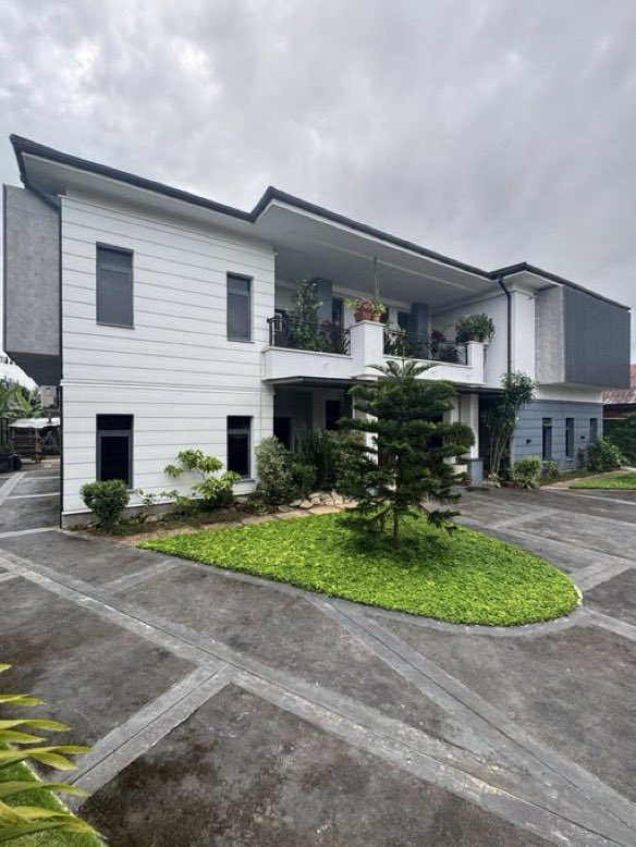 RealMrKay's tweet photo. Someone posted the images of this house built in Calabar sometime ago on here, I saved it for the future.

Any house that doesn’t include a garden or green space is a piece of garbage.

Nigeria would’ve been a colder country if we planted more trees, had green spaces and parks. https://t.co/a0YUjRxE9d
