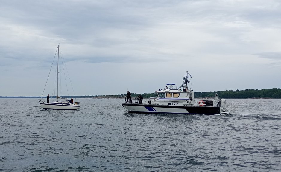 meriraja's tweet photo. Hei veneilijä! Kun lähestyt meripelastusyksikköä joka on avustamassa haveristia, HILJENNÄ VAUHTIA! 
Peräaallot on kivoja mutta älä heitä niitä meitä päin.

Hej båtförare! När du närmar dig en sjöräddningsenhet som hjälper en haverist, SAKTA NER! 
Kasta inte aktersvallet mot oss. https://t.co/at8Edo0UBy