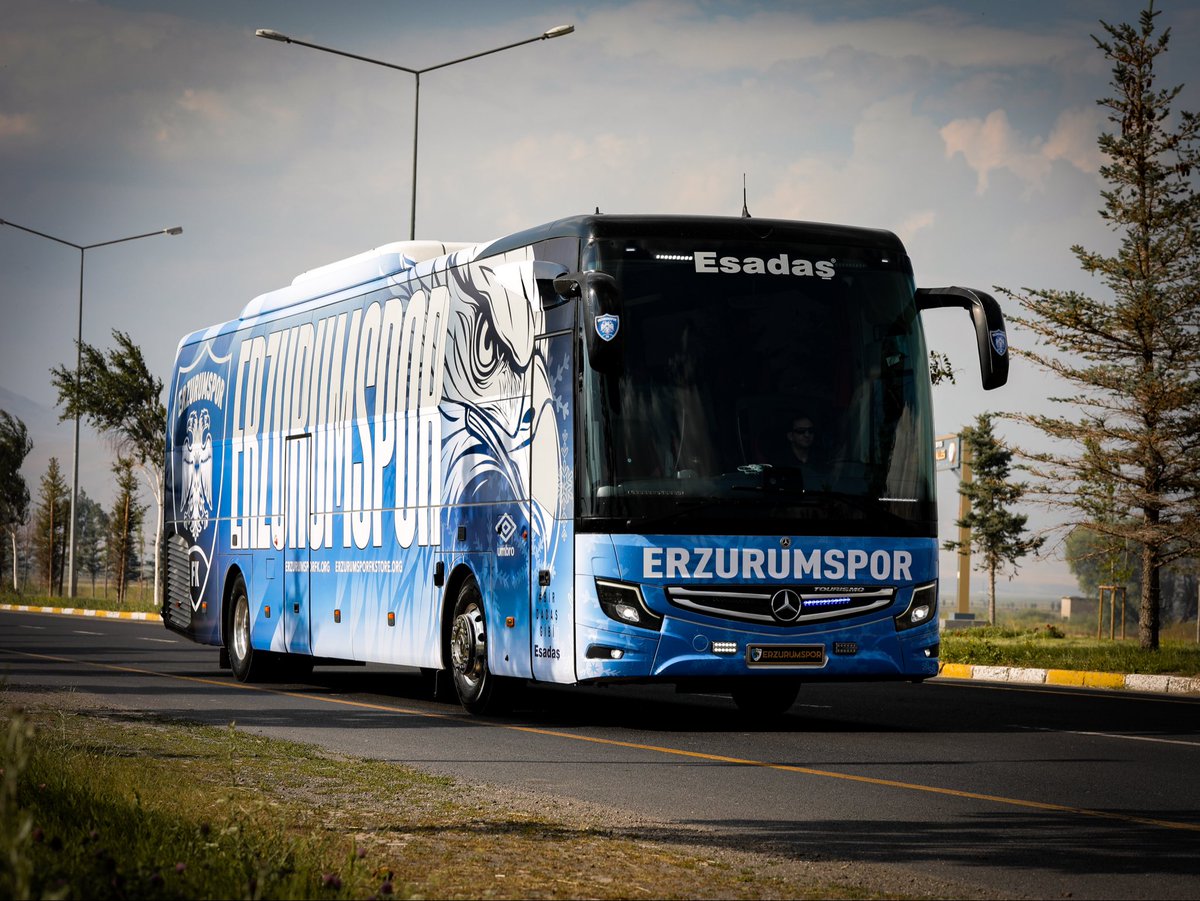 Erzurumspor's tweet photo. YENİ YOLCULUK, YENİ HEDEFLER. 

Kulübümüz, takımımızı zaferden zafere taşıyacak takım otobüsümüz için şehrimizin köklü ve güçlü markalarından ESADAŞ ile sponsorluk anlaşması imzaladı. 

Erzurum’un iki köklü değerini aynı hedefte buluşturan bu iş birliğiyle, takım otobüsümüz yenilenen tasarımıyla yeni sezonda yolculuğuna başlayacak.

Kulübümüze verdikleri kıymetli destekten dolayı ESADAŞ ailesine teşekkür ediyor, bu anlamlı iş birliğinin her iki taraf için de hayırlı olmasını diliyoruz.

Birlikte nice zaferlere… 💙🤍