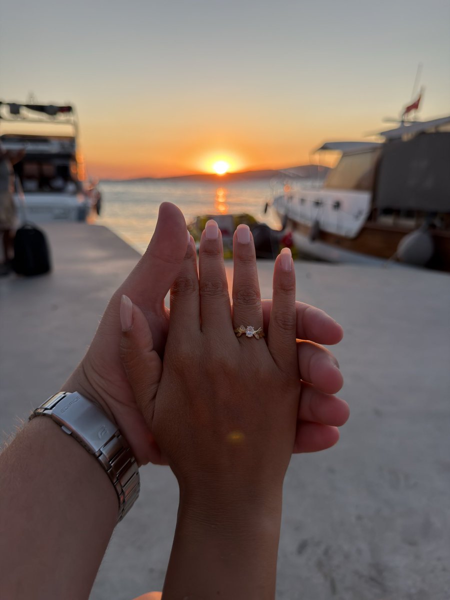 ilaydagli's tweet photo. konu yüzük göstermek olunca bizim el kol motor becerilerinin sıfırlanışşş 💅🏻💅🏻 https://t.co/O3OzrT9E2U