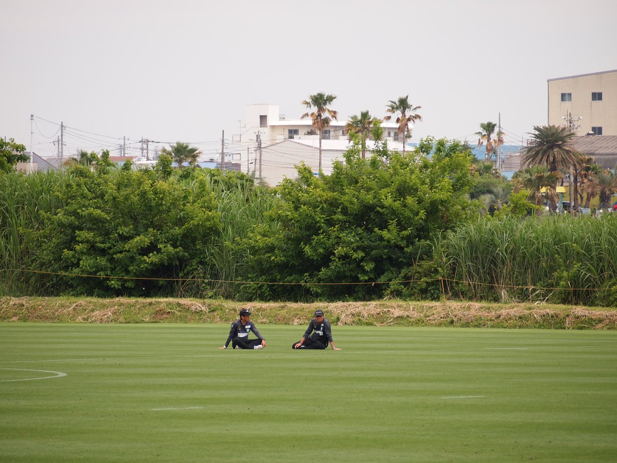 moekakawai's tweet photo. （ご報告）
このたび、約1年半担当してきた湘南ベルマーレの番記者を離れることになりました。

取材を始めた当初は分からないことばかりでしたが、選手・スタッフ始めクラブ関係者様、馬入や試合会場でご一緒してくださる皆様のおかげで、多くの経験を積ませていただくことができました。心より感謝申し上げます。

約1年半、湘南を追いかける中で強く感じたことがあります。

湘南の強さは、順風満帆なときだけの強さではありません。酸いも甘いも自分事として受け入れ、それでも前へ進み続けるたくましさだと思っています。

その姿を体現していたのは、選手やスタッフの皆様であり、何より、どんな状況でもクラブを支え続けるサポーターやスポンサーの皆様でした。

だからこそ、私は湘南ベルマーレに関わるすべての人たちが、どのクラブよりも早く報われてほしいと思っていました。その思いこそが、取材と執筆を続ける原動力でした。

担当を離れても、その思いは変わりません。

1年半、本当にありがとうございました。