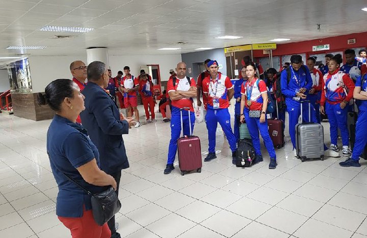 cubadebatecu's tweet photo. 🚌 Atletas cubanos regresan a la patria con el deber cumplido https://t.co/8zawctGFk2 https://t.co/MBBQDyGLA8