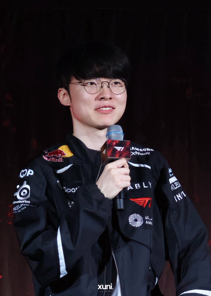 Xuni_T1's tweet photo. 260731

☀️

#T1 #Faker #페이커 #이상혁 https://t.co/TP8aM4H4uD