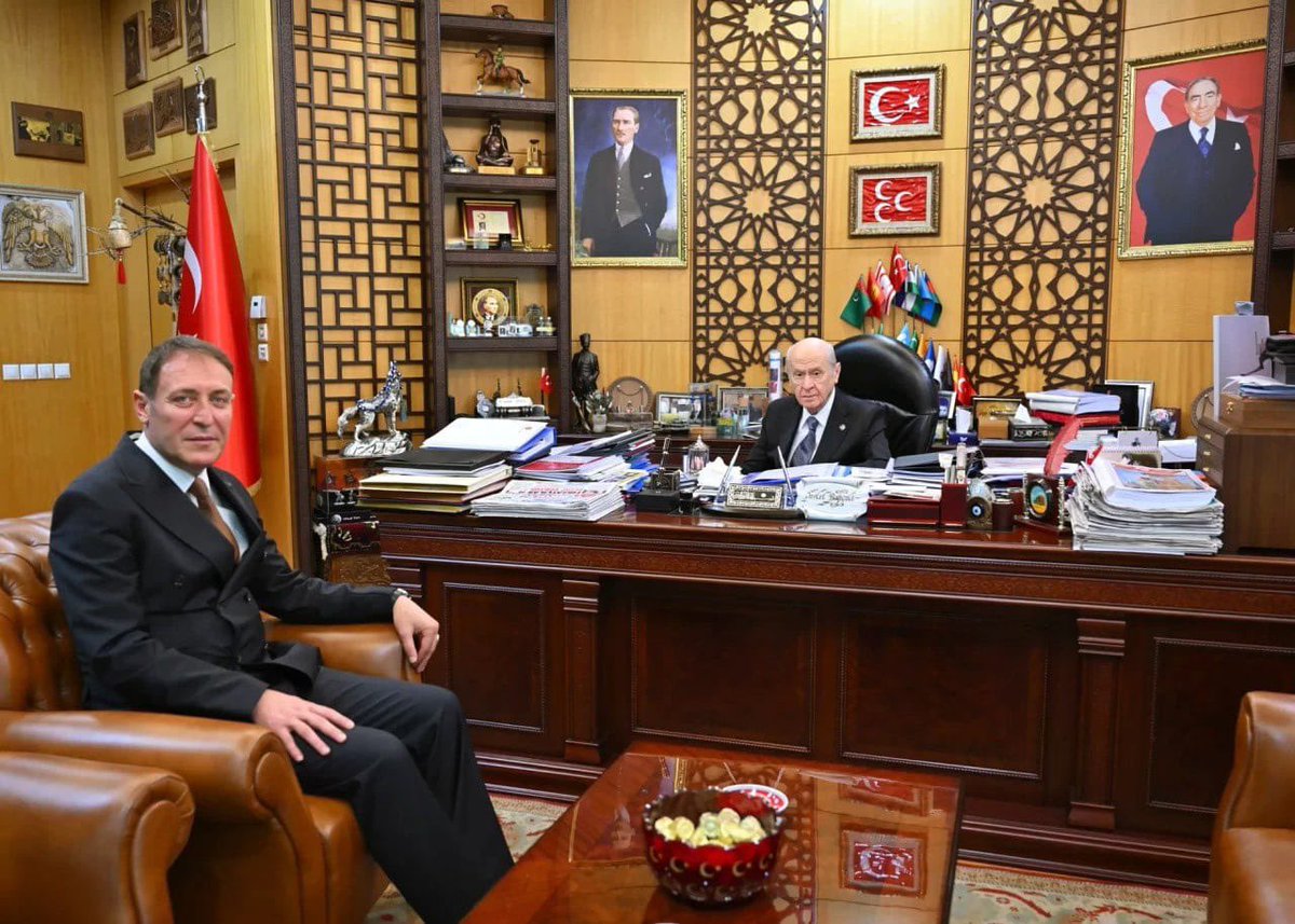 CemTutsoy's tweet photo. “Türk ve Türkiye Yüzyılı” tasavvuru öncelikle kadim hikâyemizin bundan sonraki halkası, Cumhuriyet ile başlayan modern devlet yapımızla var oluşumuzun ikinci yüzyıldaki beyanıdır. Cumhuriyetimizi gelecek yüzyıllara, daha ilerisinde bin yıllara taşıyacak düşüncenin temellendirilmesi ve alt yapısının oluşturulmasıdır. Bu süreci çok boyutlu ve çok katmanlı bir tasavvur olarak ele almakla birlikte bunun gerçekleştirilmesinin ana unsurlarına dikkat etmek gerekir. Bunlar devlet anlayışımızdan siyasi, sosyal ve kültürel hayatımıza, ekonomik durumumuzdan teknolojideki gelişmişliğimize, güvenlik, enerji ve askeri kapasitemize kadar değişkenlik gösteren konulardır.

Burada ilk olarak “Devlet” tasavvurumuzu ve devletin temel dayanaklarının ne olduğuna ilişkin düşüncelerimizi açıklamaya, “Biz devletten ne anlıyoruz?” sorusuna cevap vermeye ihtiyaç vardır. Bu konuda her şeyden önce devletin dayanaklarını doğru kavramak ve bu dayanakları etkin kılmak gerekir. Devletin bir gereklilik ve değer olarak kabulünün çok sağlam felsefi dayanakları bulunmaktadır. Buna şu açıdan bakılabilir; insan, öncelikle öz varlığını, sonra malını güvenceye almak ister ve tercihlerinden dolayı bir haksızlığa maruz kalmamayı arzu eder. İnsanı devlet dediğimiz kurumsal varlığı kurmaya iten, onun doğasında var olan bu eğilimlerin sağladığı motivasyondur.

Kuşkusuz bu iki doğal duygunun korunması için müesseseleşme bir düzen ve intizamın tesisini gerekli kılar. Devlet, düzene dayalı yaşayış biçimini organize eden kişiliktir. Bu nedenledir ki “devlet” denildiğinde aklımıza gelen ilk şeylerden biri hiç şüphesiz kanun, bir başka ifade ile hukuk ve düzen kavramlarıdır. Devlet, düzenin kurulması, yani barış ve huzurun tesisi için hukuk ve kanunları uygulayacak organların bütünlüğüdür. Böylece devlet, insanın kendini koruma dürtüsünün, benzerleriyle bir arada olma arzusunun, güvende hissetme istencinin müesseseleştirilmesinden doğmuştur.

Liderimiz Sayın Devlet Bahçeli