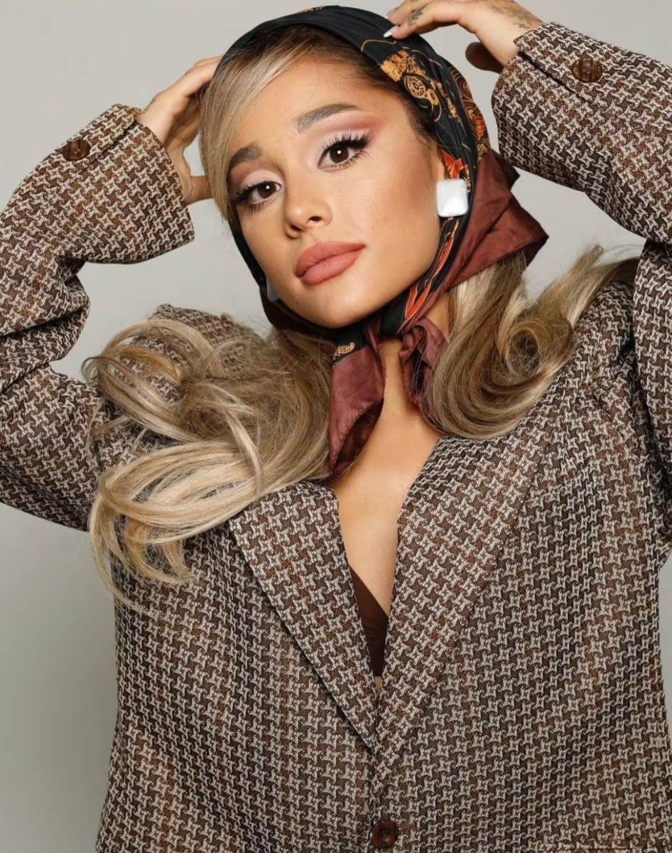 akabluerose's tweet photo. @arianatorswildt this look reminded me so much of this photoshoot! what a brilliant music video overall 😍 https://t.co/v5di04GOZr