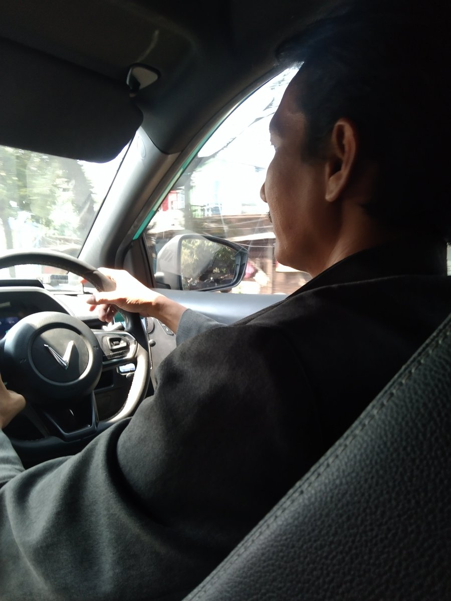 cavbils's tweet photo. Makasih banget sama mas driver nya, udah rela banget nungguin gue kurleb 1 jam karena gue pesen kecepetan, tapi kereta datengnya telat. ohmaygatt macii bapak @id_greensm #jabodetabek https://t.co/NzLxjDXCAz