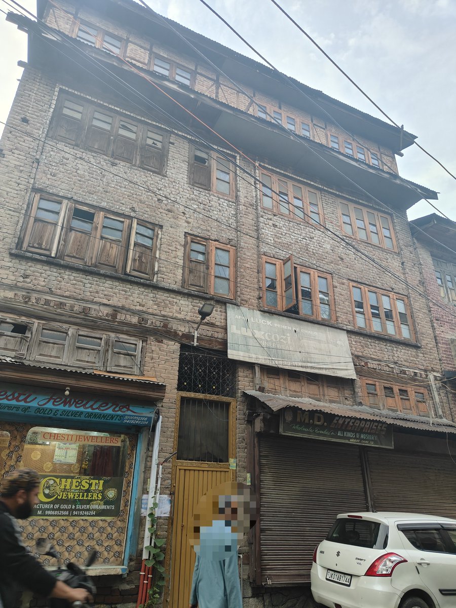 Fatima_Z0hra's tweet photo. "Everyone carries his address in pocket so that atleast his body will reach home."

~Agha Shahid Ali, a renowned Kashmiri-American poet.

#Srinagar
#Kashmir
#Downtown https://t.co/aTEHqAyXXV