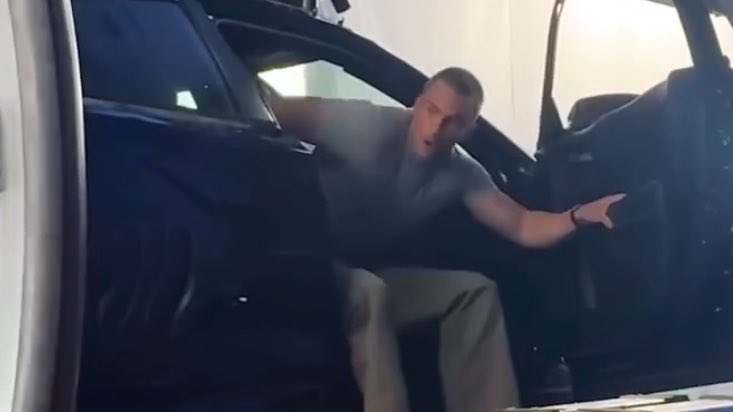 umathurmanurass's tweet photo. ITS OKAY GUYS, CARY GOT OUT OF THE CAR SAFE AND SOUND https://t.co/M2dQp0htZy