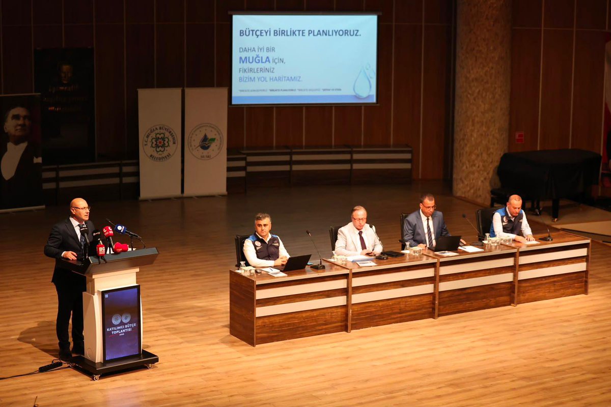 arasahmetmugla's tweet photo. Muğla'yı birlikte yönetiyor, geleceğini birlikte planlıyoruz.

MUSKİ Genel Müdürlüğümüzün 2027-2029 Yılı Katılımcı Bütçe Toplantıları kapsamında bu kez Bodrum'da bir araya geldik. Bodrum Belediye Başkanımız Sayın Tamer Mandalinci, muhtarlarımız, meslek odalarımız, sivil toplum kuruluşlarımız ve hemşehrilerimizle ilçemizin öncelikli ihtiyaçlarını, devam eden yatırımlarımızı ve 2027 yılı bütçesini ortak akılla değerlendirdik.

Katılımcı yönetim anlayışımızla, Bodrum'umuzun altyapısını güçlendirecek, hemşehrilerimizin yaşam kalitesini artıracak yatırımları hayata geçirmeye devam edeceğiz.