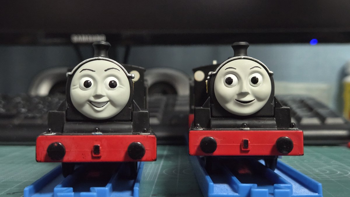 Library_Kim614's tweet photo. Here's something that I've been itching to do: Donald and Douglas!!

They're all modded with extended funnels, added lampirons(not painted for the future), and heavily modded ex-Donald's neutral face to his smiling one.

Still deciding to go blue or black though! https://t.co/xTnqYCbZyS