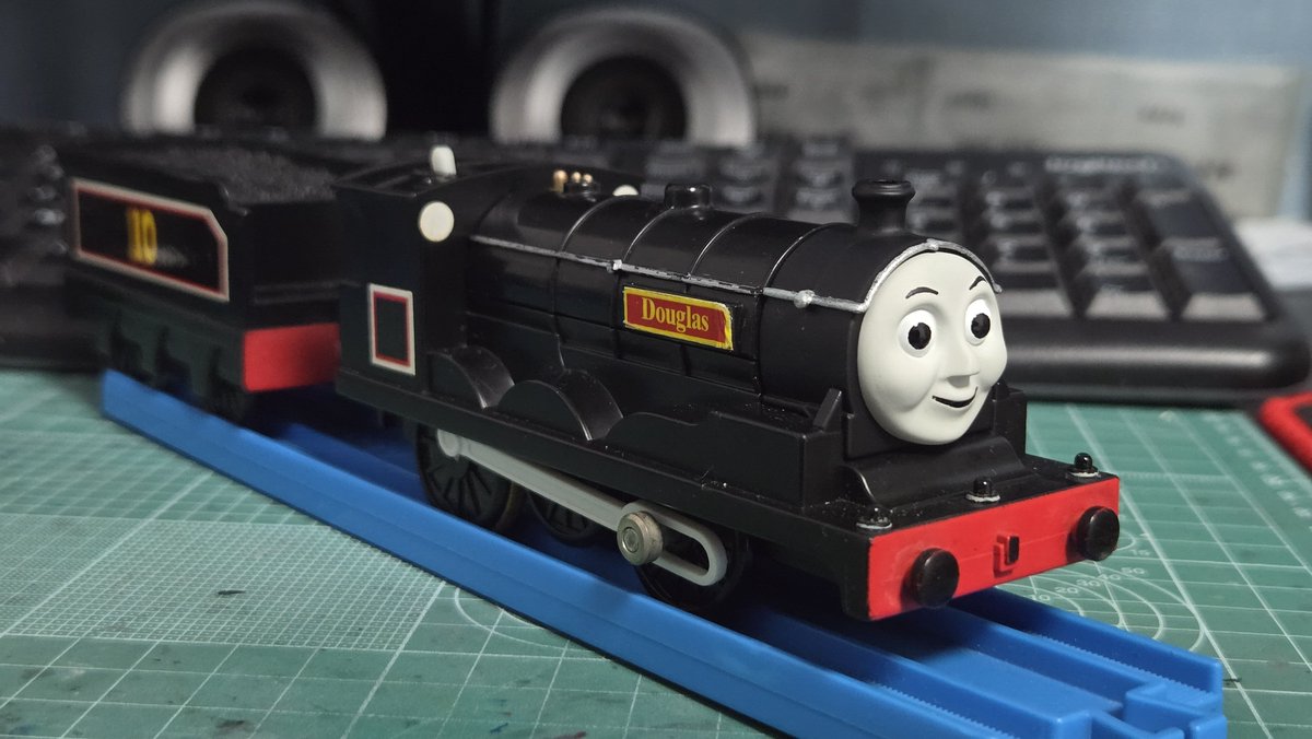 Library_Kim614's tweet photo. Here's something that I've been itching to do: Donald and Douglas!!

They're all modded with extended funnels, added lampirons(not painted for the future), and heavily modded ex-Donald's neutral face to his smiling one.

Still deciding to go blue or black though! https://t.co/xTnqYCbZyS