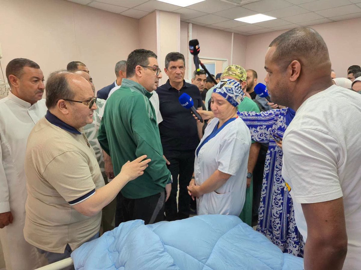 FarahHozn's tweet photo. يا وزير الصحة كونك طبيب وقاري طب واخلاقيات مهنة الطب، كان عليك الإلتزام باقل الأخلاقيات وهي إخراج الصحافة من غرف المرضى، عدد الميكروفونات لن يغفر لكم ولن يصوركم مهتمين بالشعب، بل يسجل لكم تاريخا اسود، فكل خروجاتكم لشعب تصادف المآسي والدموع.... دليل على فشلكم وفسادكم https://t.co/tddGCY9dyA