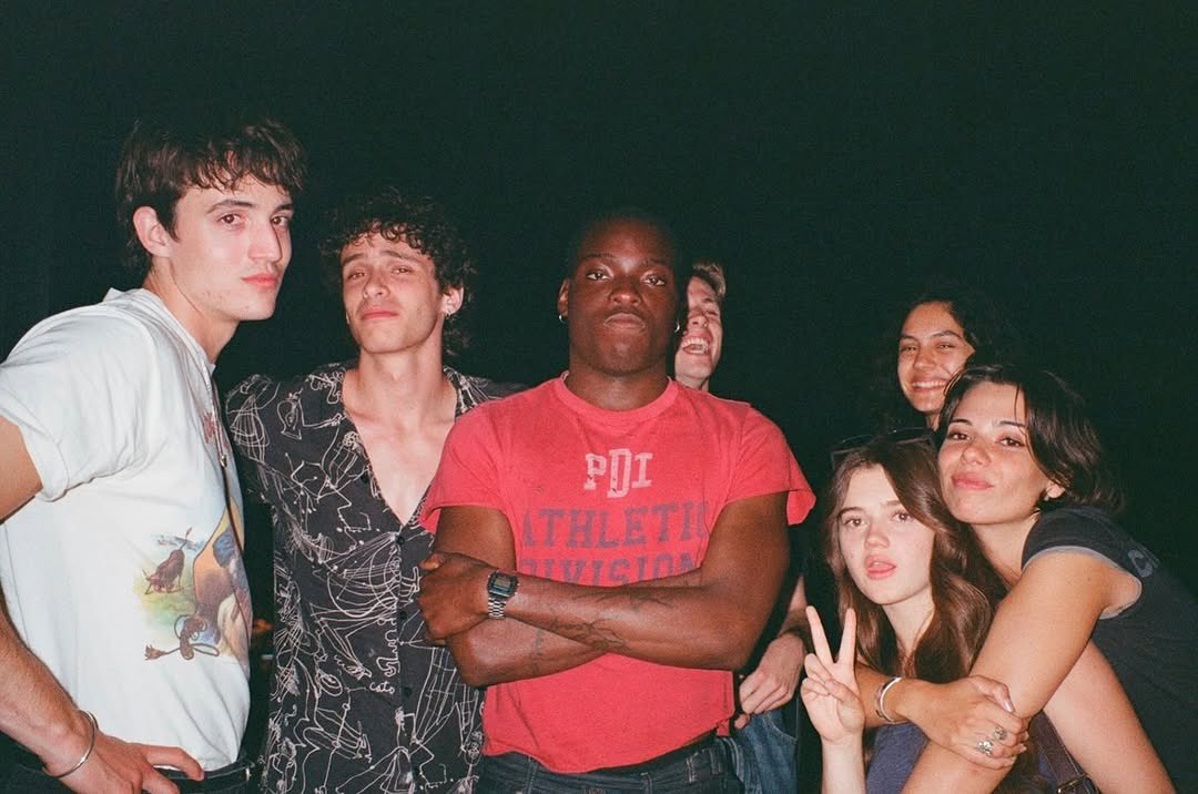 afterselena_'s tweet photo. esta foto es TAN core 10, especialmente porque lizzie y hugh están atrás ESCONDIDOS https://t.co/n63bQRcRuS
