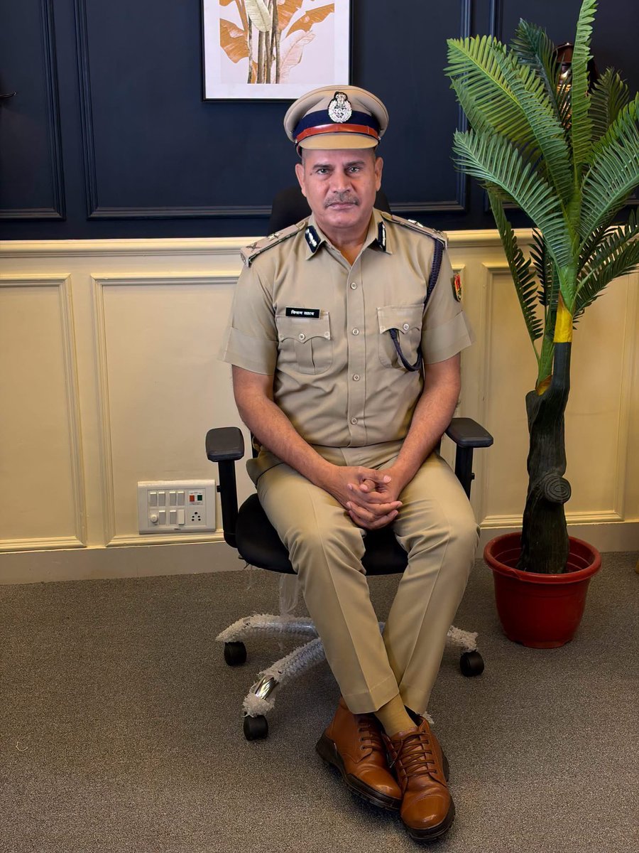 SaveAarakshan's tweet photo. आदरणीय किशन सहाय सर को भारतीय पुलिस सेवा में पुलिस महानिरीक्षक (IG) के पद से सेवानिवृत्ति पर हार्दिक शुभकामनाएँ।

पद से सेवानिवृत्ति होती है,सेवा और विचारों से नहीं। आपकी ईमानदार कार्यशैली,सरलता और समाज के प्रति समर्पण हमेशा प्रेरणा देते रहेंगे। https://t.co/9L7hznN6sB