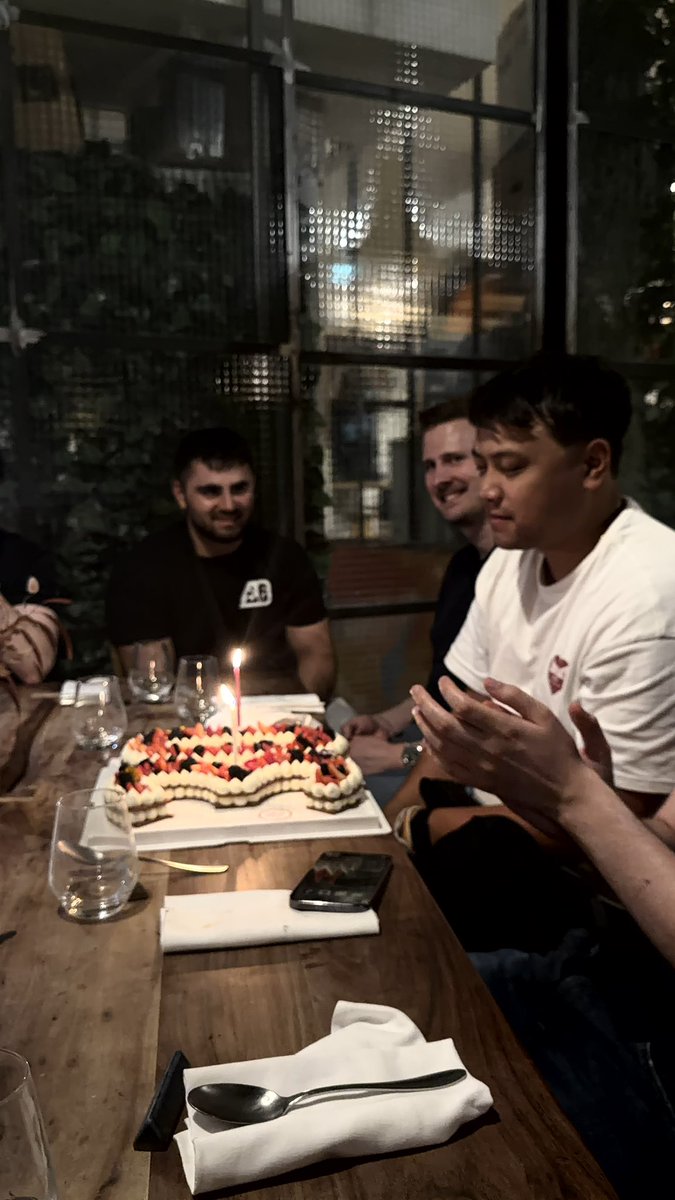 frenchir6s's tweet photo. Yesterday we celebrated @BriDR6S’s 30th birthday 🎂

Second oldest player still competing, just one month younger than Canadian.

At 30 years old, he’s still competing at the very top. Proud to have him on our team.

Rainbow Six legend 💚 https://t.co/CNexyw4Nmp