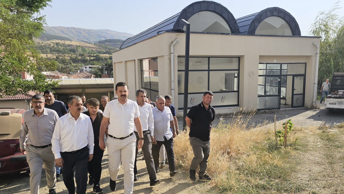 erolkeles23's tweet photo. 📍Sivrice Kitap Fikir Atölyesi

Sivrice Kaymakamımız Sayın Yusuf Akın, AK Parti Sivrice İlçe Başkanımız Sayın Sezai Arpacı ve beraberimizdeki heyet ile birlikte, yapımı devam eden Sivrice Kitap Fikir Atölyesi Projesi’nde incelemelerde bulunduk.

Öğrencilerimizin ders çalışma, araştırma yapma ve sosyal-kültürel faaliyetlerini nitelikli bir ortamda sürdürebilecekleri modern yaşam alanında yürütülen çalışmalara ilişkin yetkililerden bilgi alarak değerlendirmelerde bulunduk.

Sivrice’mize değer katacak bu anlamlı yatırımın kısa süre içerisinde tamamlanarak öğrencilerimizin ve gençlerimizin hizmetine sunulacak olmasından memnuniyet duyuyor, emeği geçen herkese teşekkür ediyorum.

@Akparti @RTErdogan @abuyukgumus