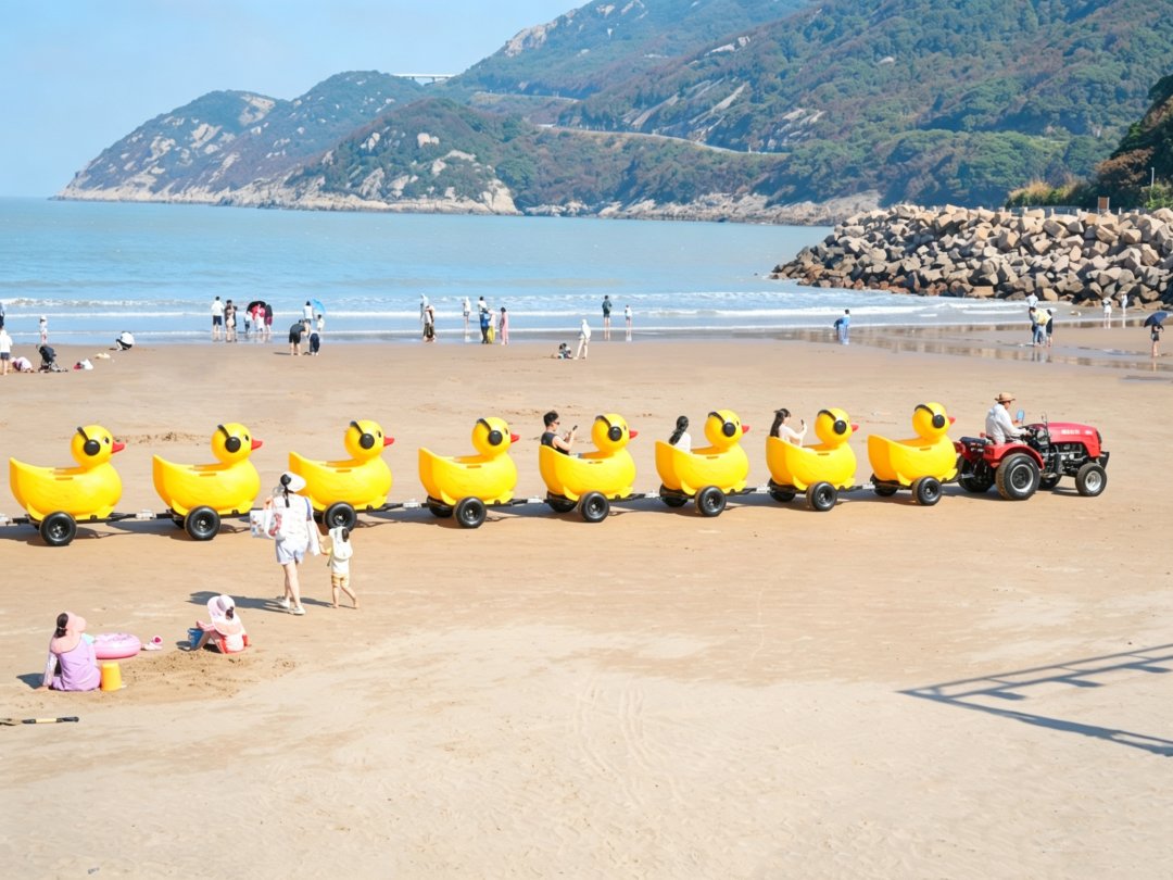 shui_han_'s tweet photo. Nestled by the East Sea, Daqing Mountain offers a 22°C summer retreat where emerald hills meet golden sands. Children laugh as they chase waves, while the iconic yellow duck train adds whimsy to this coastal paradise. 🥰🥰🥰#WeLoveZhejiang #CoastalEscape https://t.co/czbATyZjIW