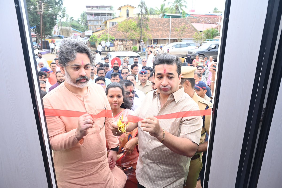 meNeeleshNRane's tweet photo. मत्स्यव्यवसाय व बंदरे विकास मंत्री तथा सिंधुदुर्ग जिल्ह्याचे पालकमंत्री श्री. नितेशजी राणे यांच्या शुभहस्ते मालवण येथील पोलीस जेट्टी पोर्टा केबिनचे उद्घाटन संपन्न झाले.
यावेळी शिवसेना जिल्हाप्रमुख श्री. दत्ता सामंत, जिल्हा परिषद अध्यक्ष श्री. प्रमोद कामत, जिल्हाधिकारी सौ. तृप्ती धोडमिसे, जिल्हा परिषद मुख्य कार्यकारी अधिकारी श्री. रवींद्र खेबुडकर, पोलीस अधीक्षक श्री. मोहन दहिकर, अप्पर पोलीस अधीक्षक कु. नयोमी साटम, मालवण नगराध्यक्षा सौ. ममता वराडकर, उपनगराध्यक्ष श्री. दीपक पाटकर स्थानिक लोकप्रतिनिधी, वरिष्ठ पोलीस अधिकारी व अन्य मान्यवर उपस्थित होते.