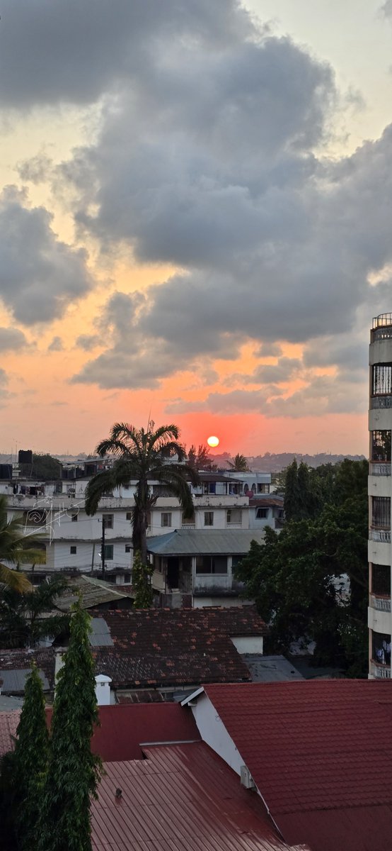 sheikhmargub's tweet photo. Another day. Another masterpiece painted above Mombasa. 🇰🇪🌅 https://t.co/zTbl3TfBn3