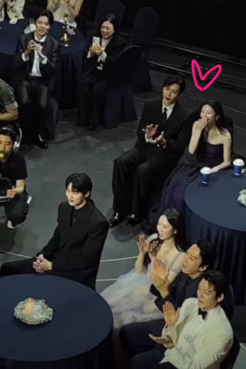 minnyhyey123456's tweet photo. คู่นั้นชี้เสิร์ฟมาก ยกเก้าอี้มานั่งข้างกันป่ะเนี่ย 5555 นึกถึงอูฮเยเลย มีกลิ่นอยู่นะเรือนี้อ่าจากสายตาซูบอมมีหวังนะ 🤭😬 https://t.co/zF5HJqf7Du