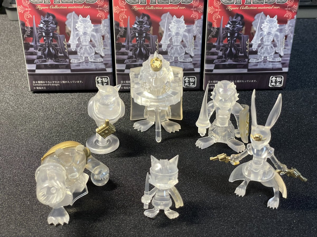 zanku_TCG's tweet photo. 白黒映えたらかわいいなー思って全6箱中3箱買ったら白軍フルコンプなんだけど、残ってた箱買った人は黒軍コンプだと思うとちょっと面白い　#電脳大工　#チェスフィギュアコレクション https://t.co/yF0u3pUpOK