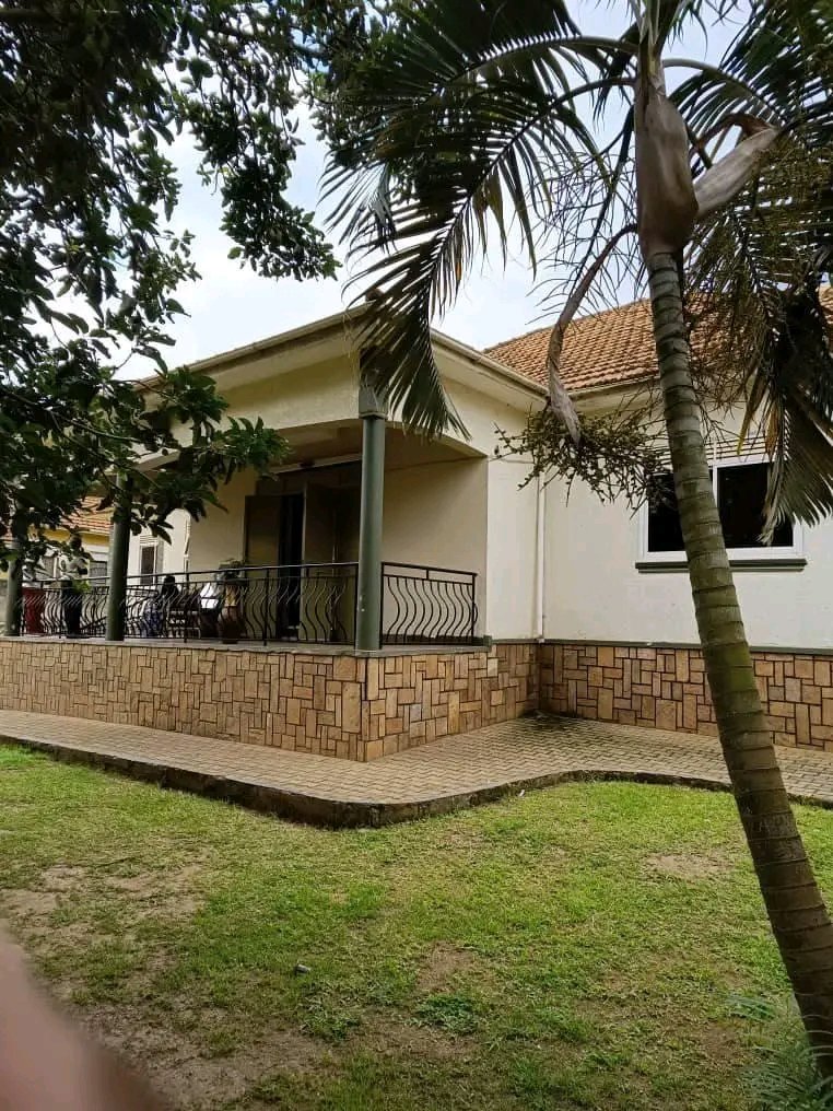 GaguLtd's tweet photo. Bungalow house for sale!!

Location:#Nalya-Kampala 

#4bedrooms 

Plotsize:- #20decimals 

Asking Price- 570M Ugx

High Resale value after renovation 

Contact:+256776061555

Follow Gagu Engineering U ltd for more updates on real estates and construction https://t.co/uLu909BnXc