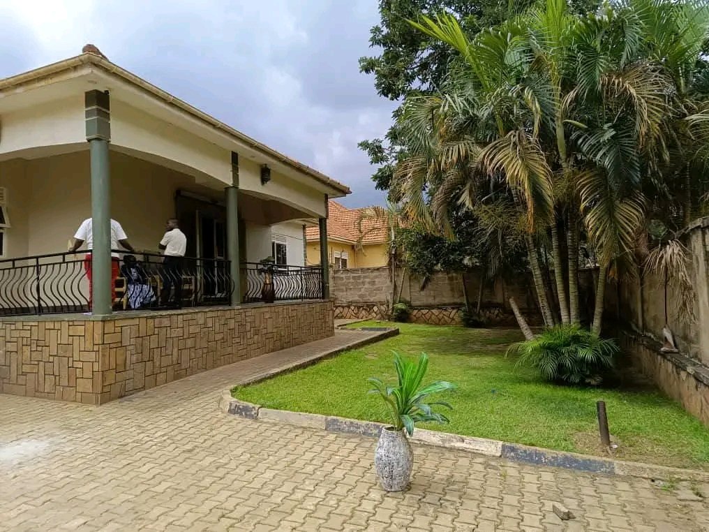 GaguLtd's tweet photo. Bungalow house for sale!!

Location:#Nalya-Kampala 

#4bedrooms 

Plotsize:- #20decimals 

Asking Price- 570M Ugx

High Resale value after renovation 

Contact:+256776061555

Follow Gagu Engineering U ltd for more updates on real estates and construction https://t.co/uLu909BnXc