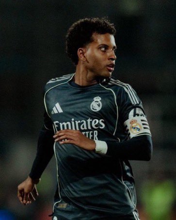 zeryan08's tweet photo. Ça fait longtemps que je le dis qui faut jouer Rodrygo dans l’axe , c’est la meilleure option car :
-Mbappe joue mal avec les ailiers 
-Rodrygo ne jouera pas a gauche a cause de la concurrence 
-Il n’aime pas jouer a droite 
-Il reviendra des croisés donc perdra de la vitesse https://t.co/tJ4O8ls2sp