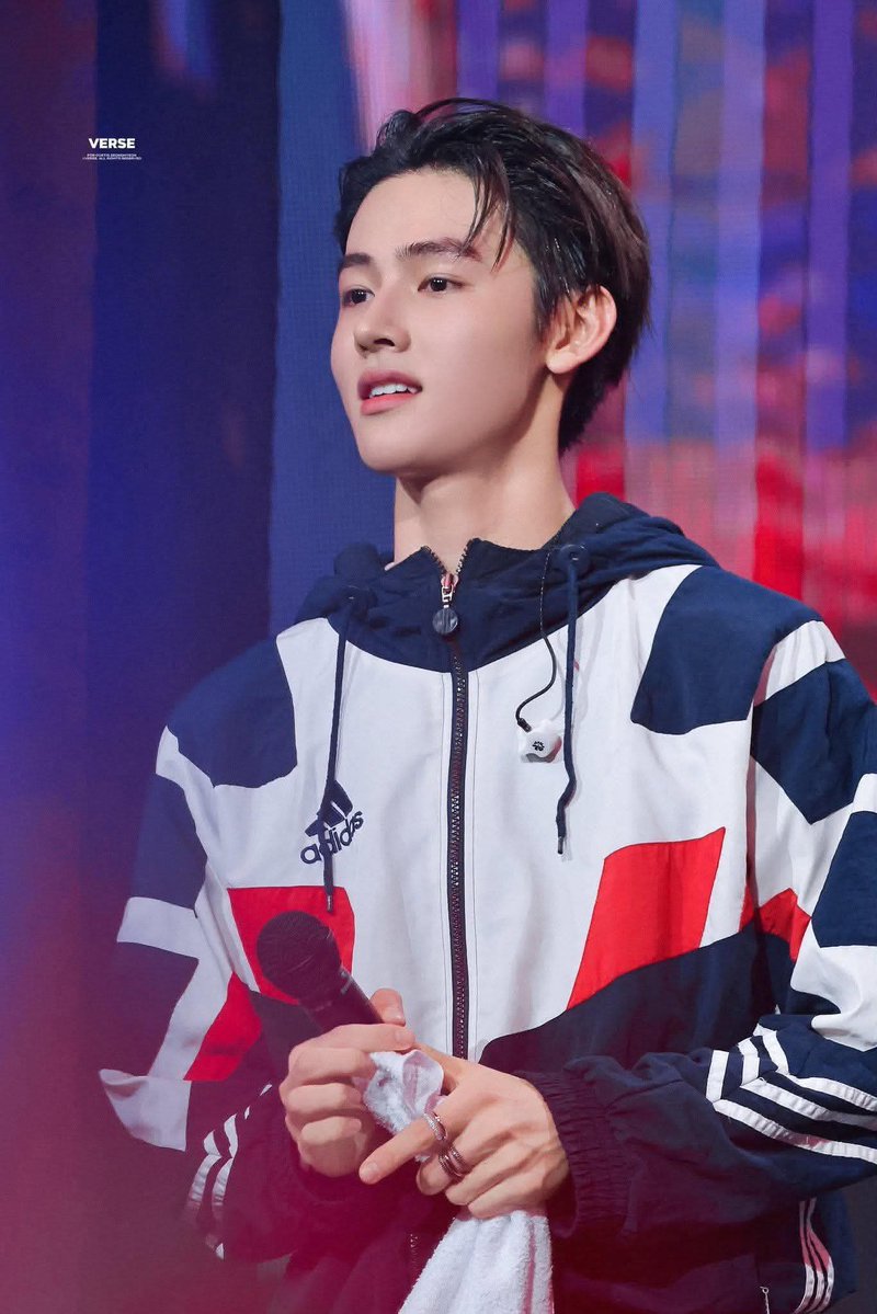 dimpleboii13's tweet photo. @eomdatavnfp An incredible showcase where EOM SEONGHYEON rules the crowd. To watch SEONGHYEON SHINE highlights his performing GENIUS and proves ACEOMonTop forever.
SEONGHYEON GRABS THE SPOTLIGHT
#SEONGHYEONatLolla
#CORTIS_Lollapalooza
#SEONGHYEON #성현 https://t.co/ES1N7KDTgx