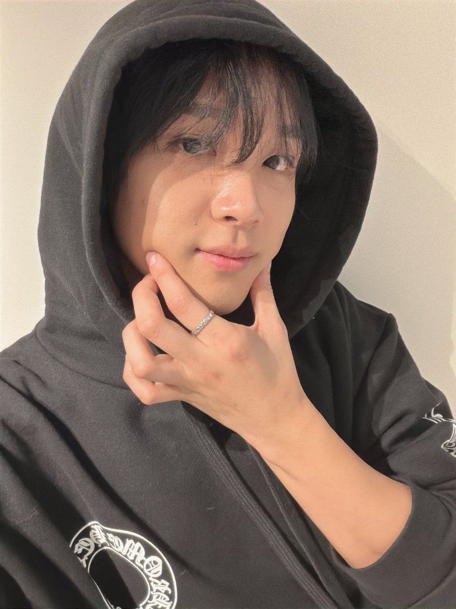 maybefullsun's tweet photo. i want to bite his cheeks so bad https://t.co/KCvfcn1kpA